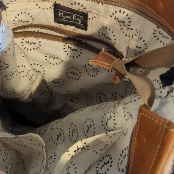 Cowhide Myra bag with fringe and conchos - Picture 4 of 4